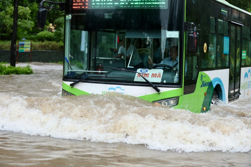 Mưa lớn kéo dài làm ngập úng nhiều khu vực Hà Nội