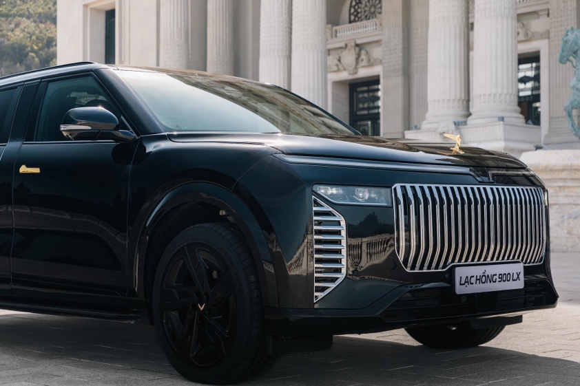 Ngoại thất SUV Lạc Hồng với chi tiết mạ vàng