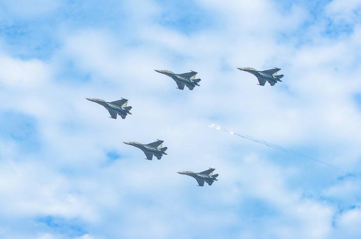 Biên đội tiêm kích Su-30MK2 trên bầu trời Hà Nội