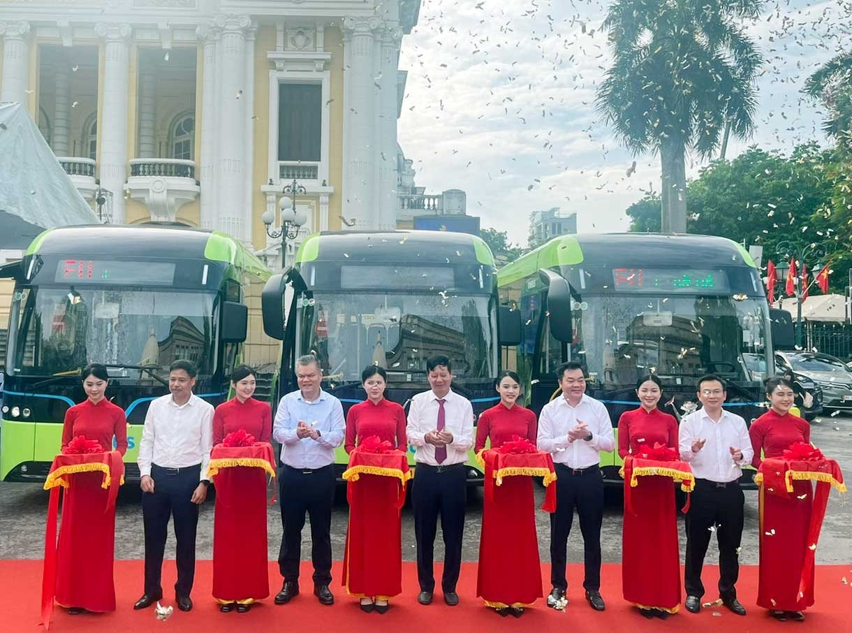 Xe buýt điện chạy trên đường phố Hà Nội