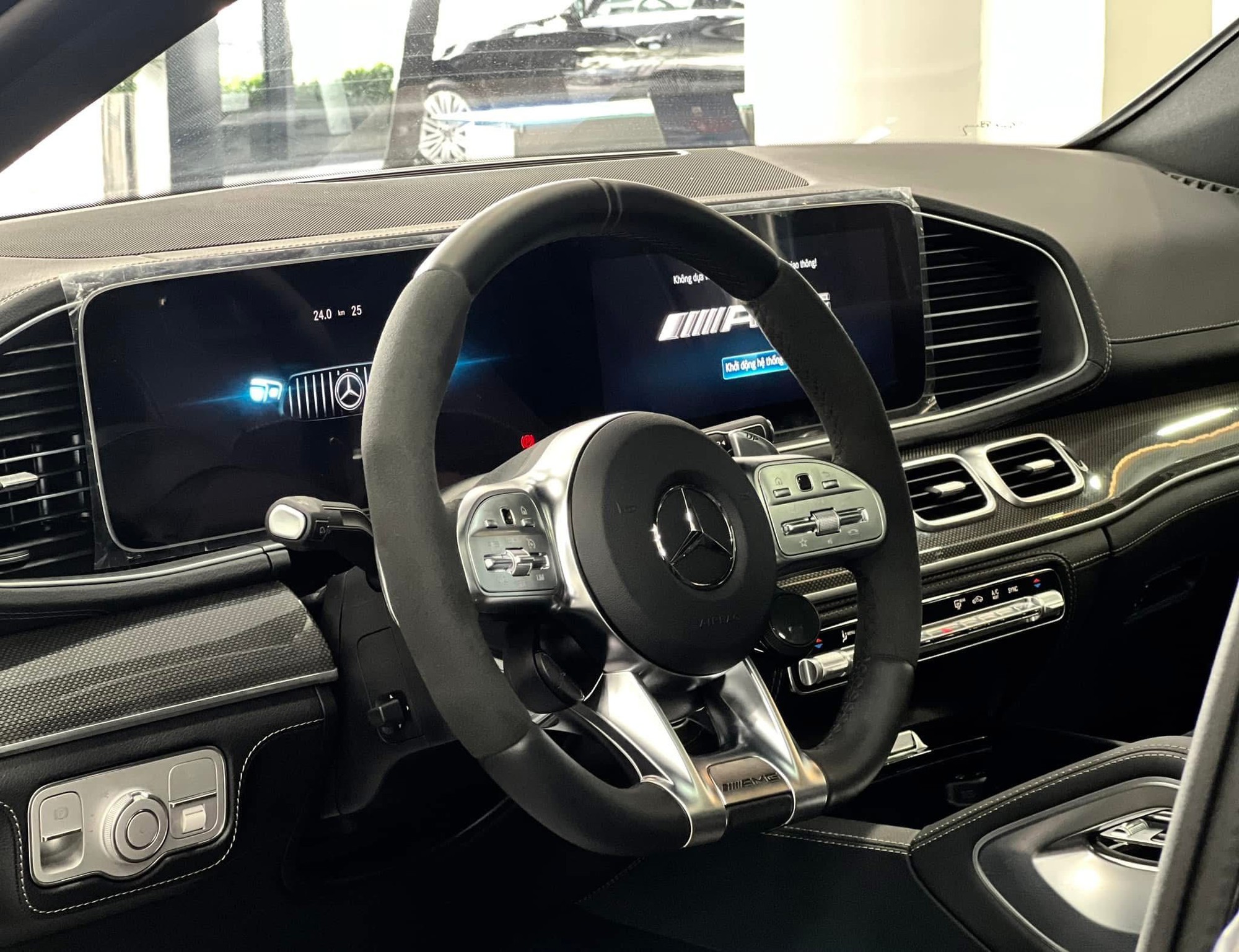 Nội thất với màn hình đôi cỡ lớn trên GLE 53