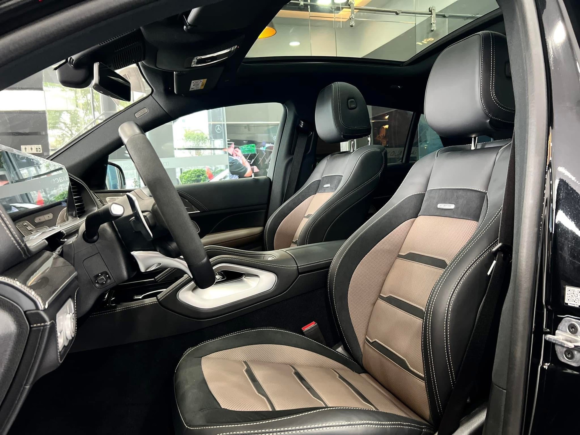Ghế da và vô-lăng thể thao trên Mercedes-AMG GLE 53
