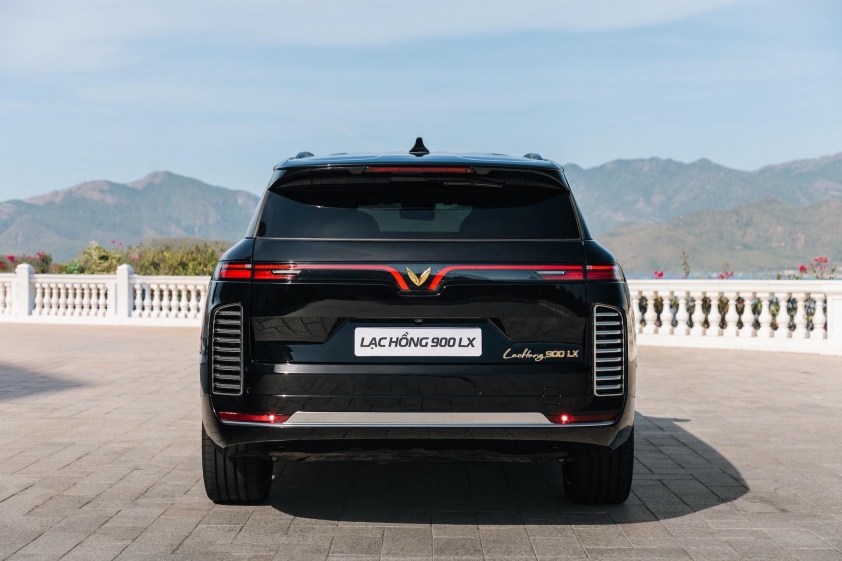 Phần đuôi xe SUV Lạc Hồng 900 LX