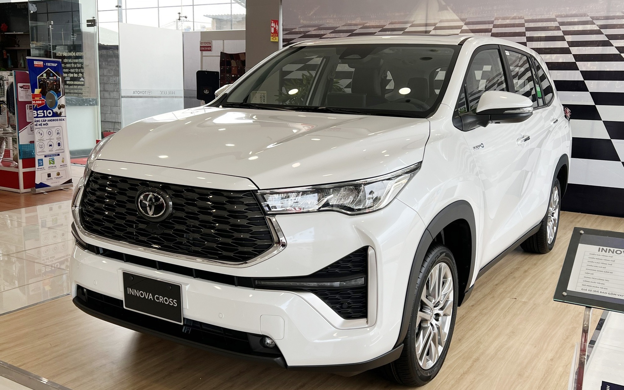 Toyota Innova Cross phiên bản hybrid