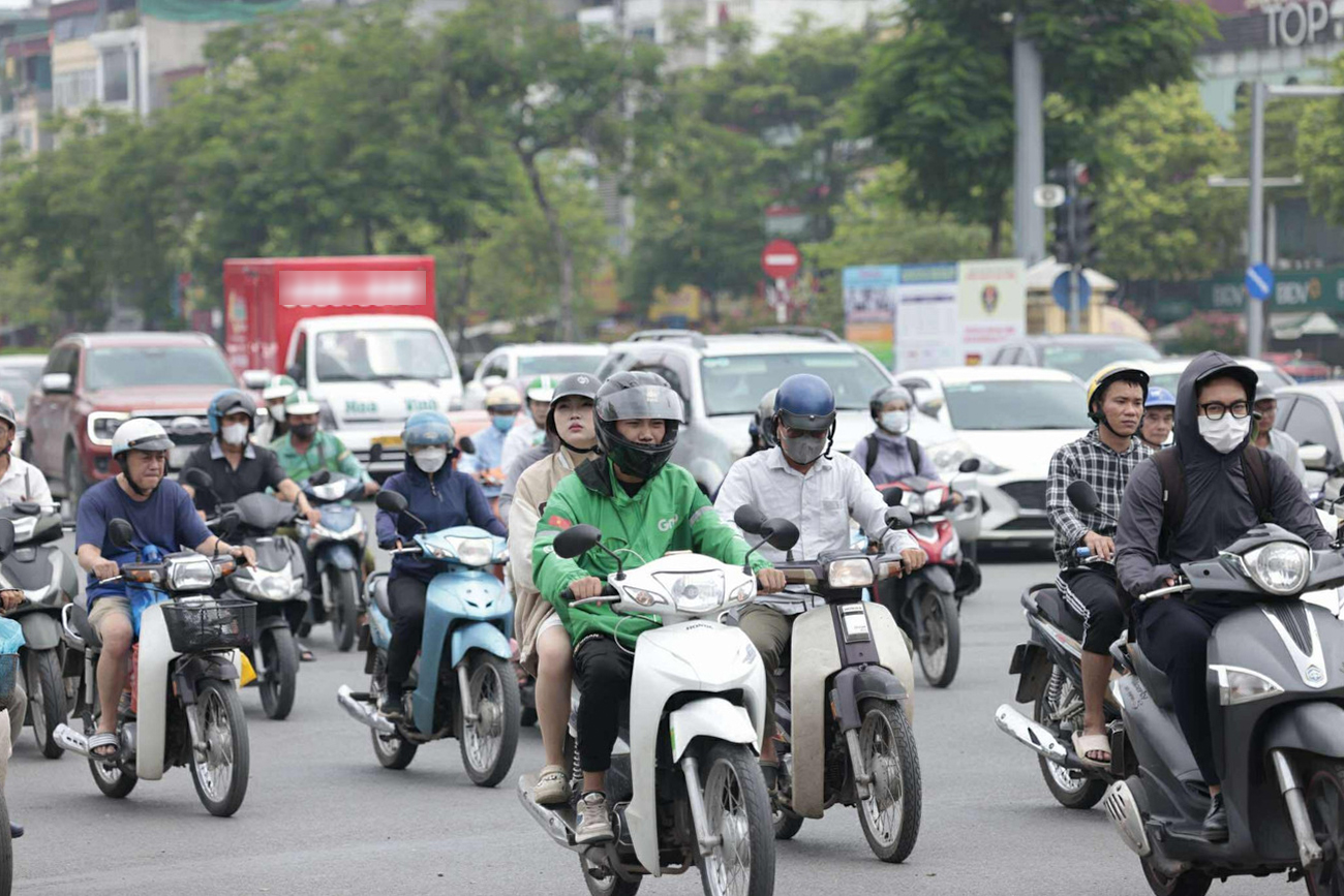 Lái xe máy vi phạm luật giao thông