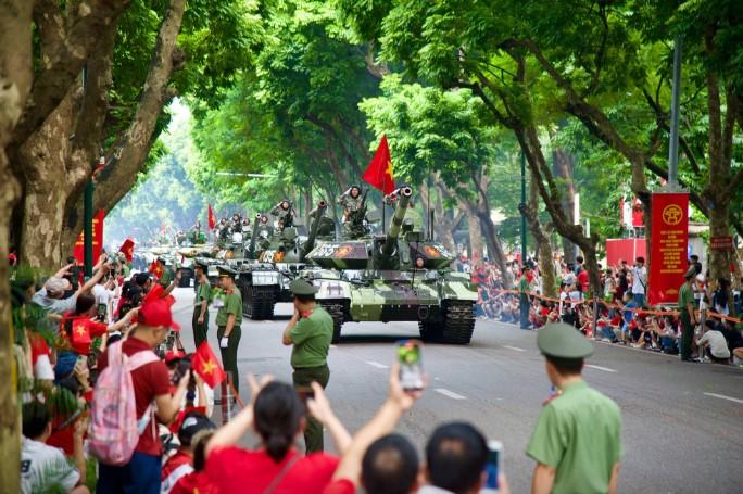 Đoàn xe tăng và tên lửa diễu hành qua phố