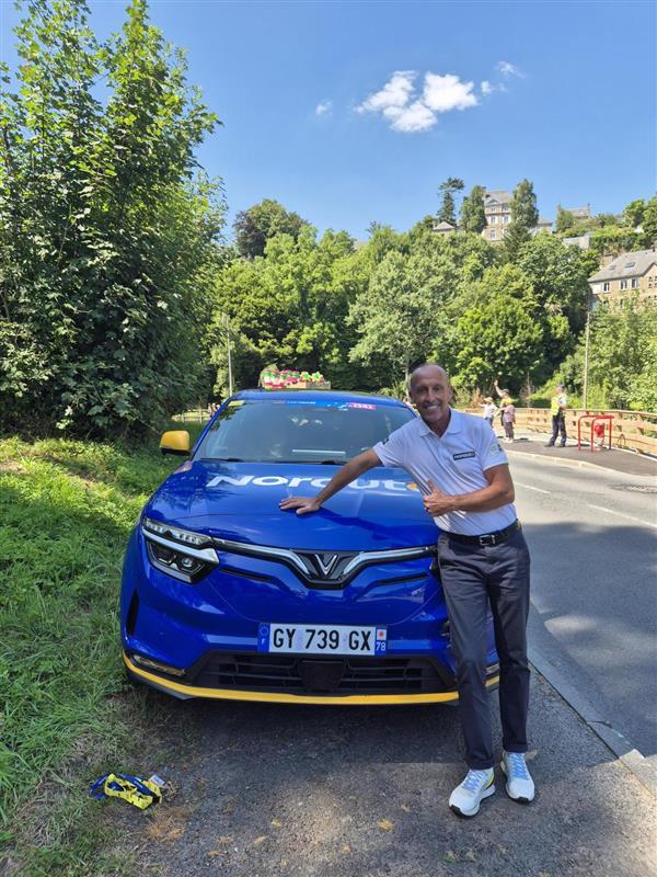Nhà vô địch xe đạp thế giới Luc Leblanc và chiếc VinFast VF 8 phục vụ giải Tour de France 2025