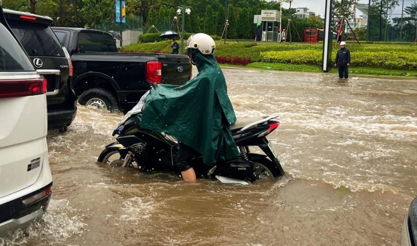 Hà Nội nhiều tuyến phố ngập sâu sau mưa lớn