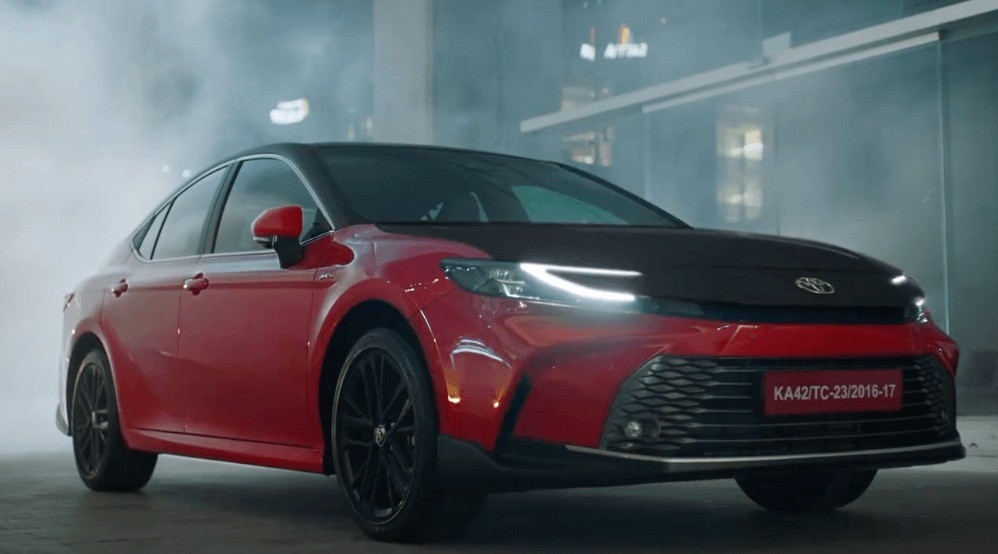 Toyota Camry Sprint Edition nhìn từ phía trước