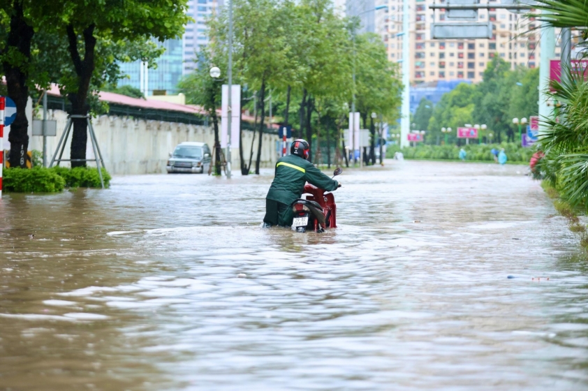 Mưa rào chiều tối kèm dông tại TP.HCM