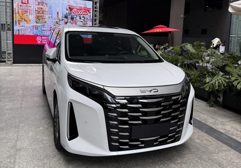 BYD M9 với thiết kế lưới tản nhiệt mạ crôm và đèn hậu LED