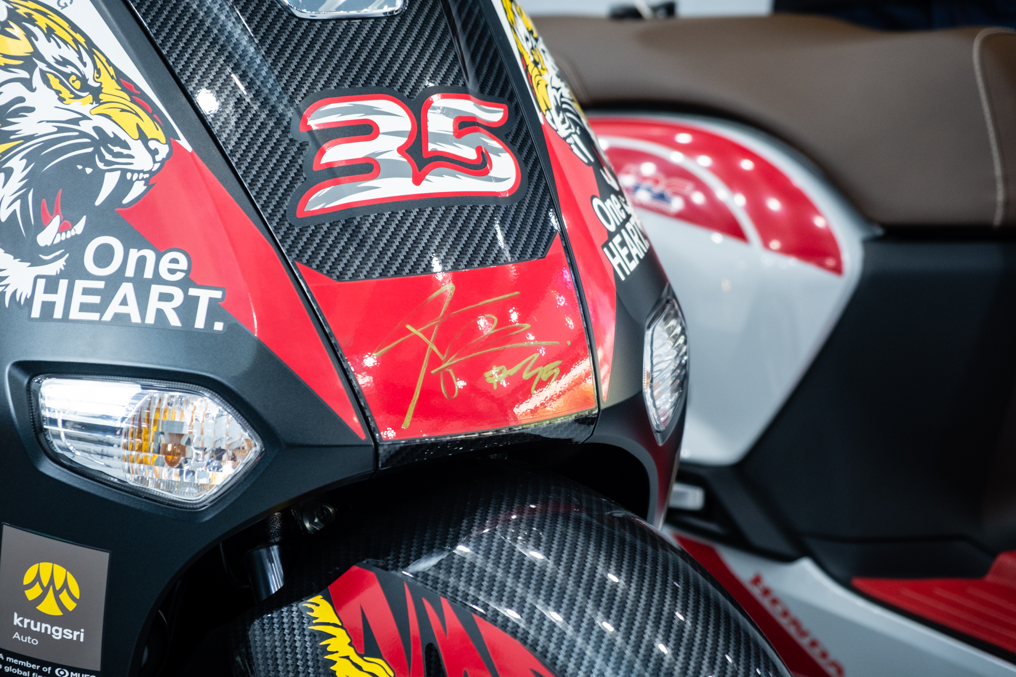 Phiên bản Moto2 ThaiGP với chữ ký tay đua