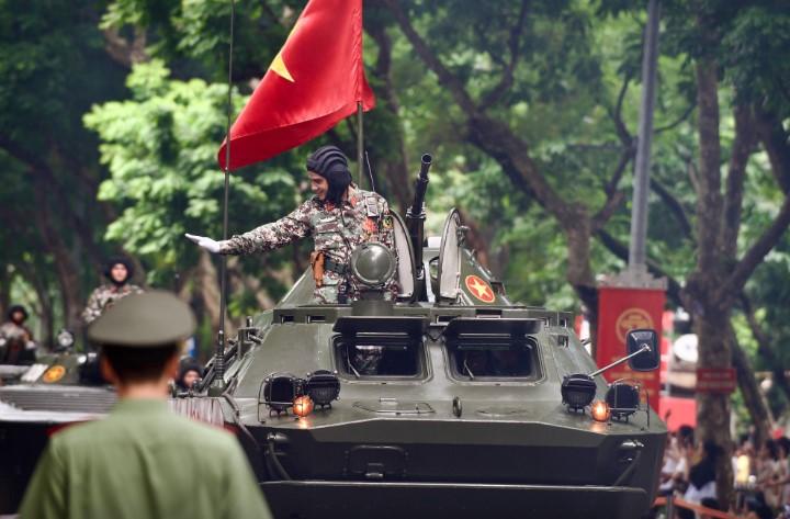 Xe tăng T-54/55 diễu binh tại Hà Nội