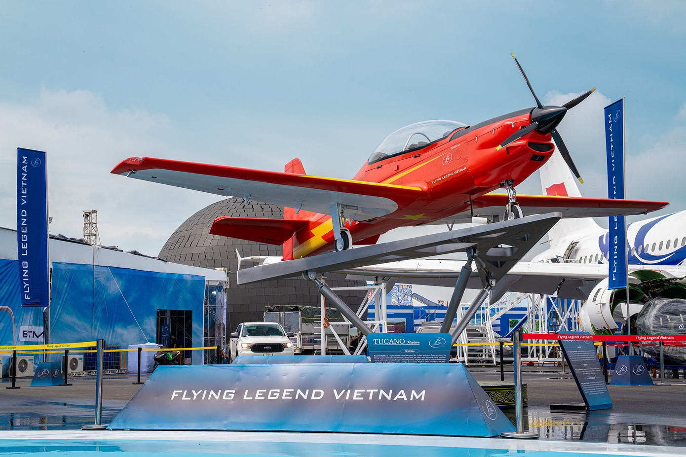 Chiếc máy bay màu đỏ biểu tượng cho lòng yêu nước và khát vọng