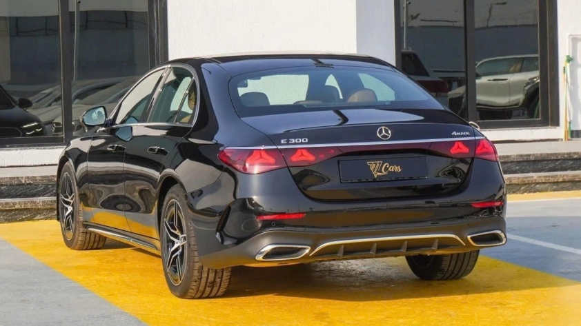 Nội thất xe với màn hình kỹ thuật số hiện đại