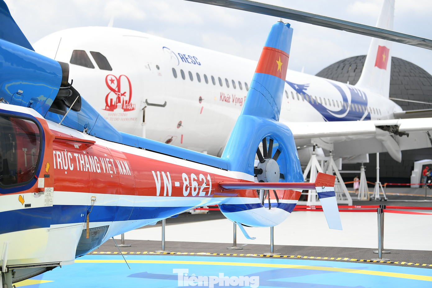 EC-155 B1 vận chuyển hàng cứu trợ bão số 3