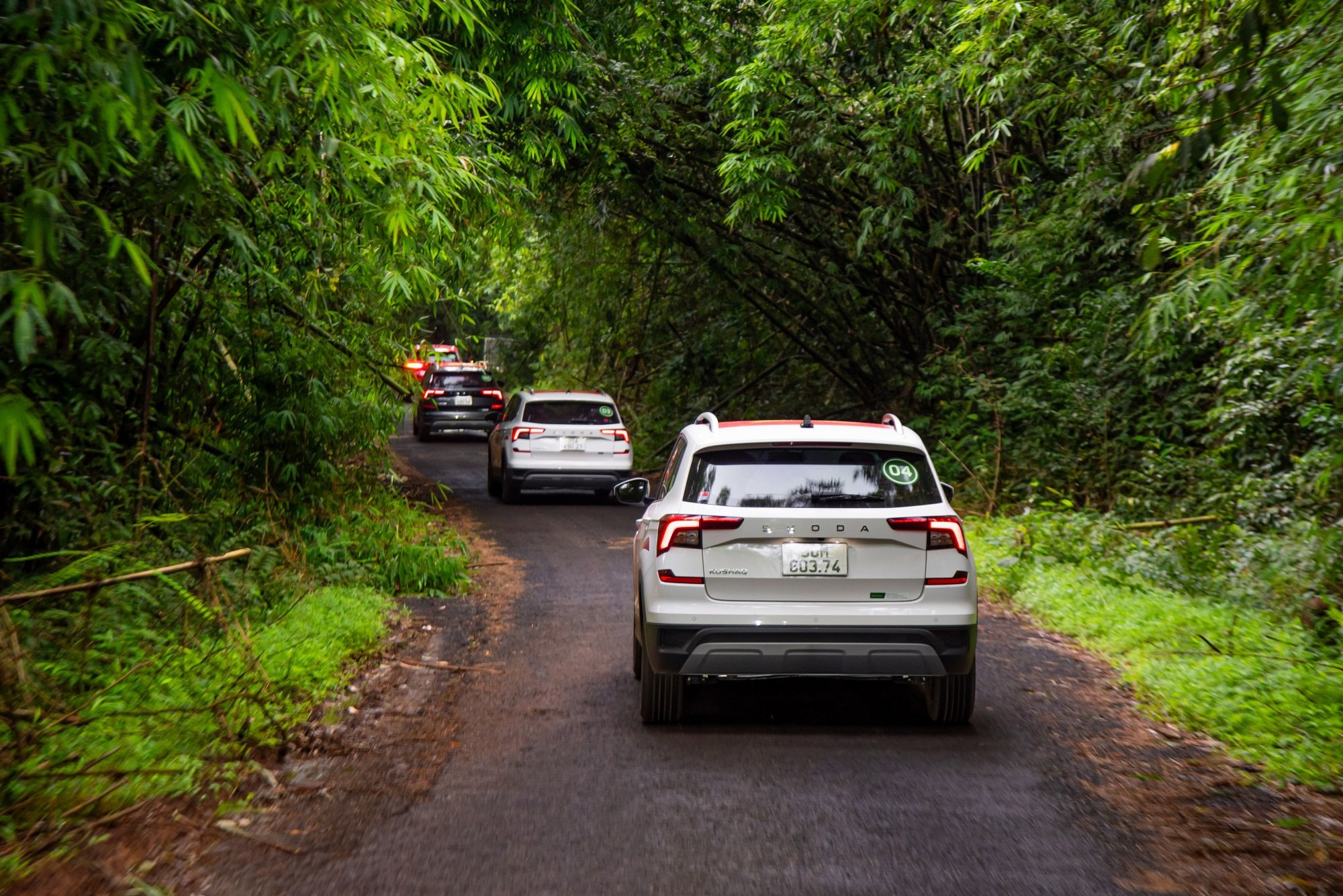 SUV Skoda đi qua địa hình khó