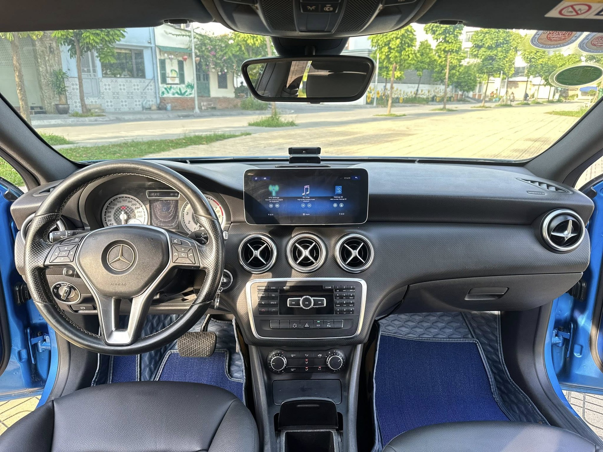 Khoang lái và bảng điều khiển xe Mercedes-Benz A 200