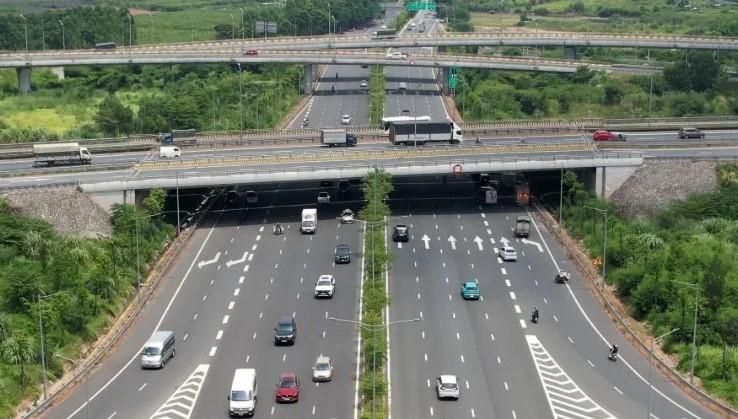 Cây xanh trên dải phân cách cao tốc
