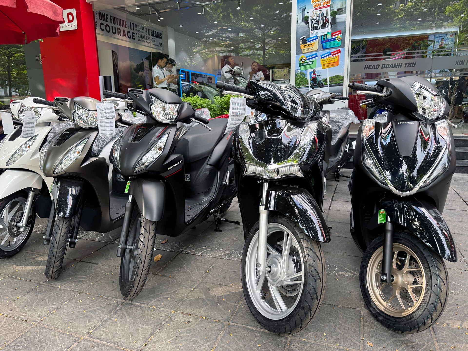 Khách hàng trì hoãn thanh toán tại đại lý xe máy