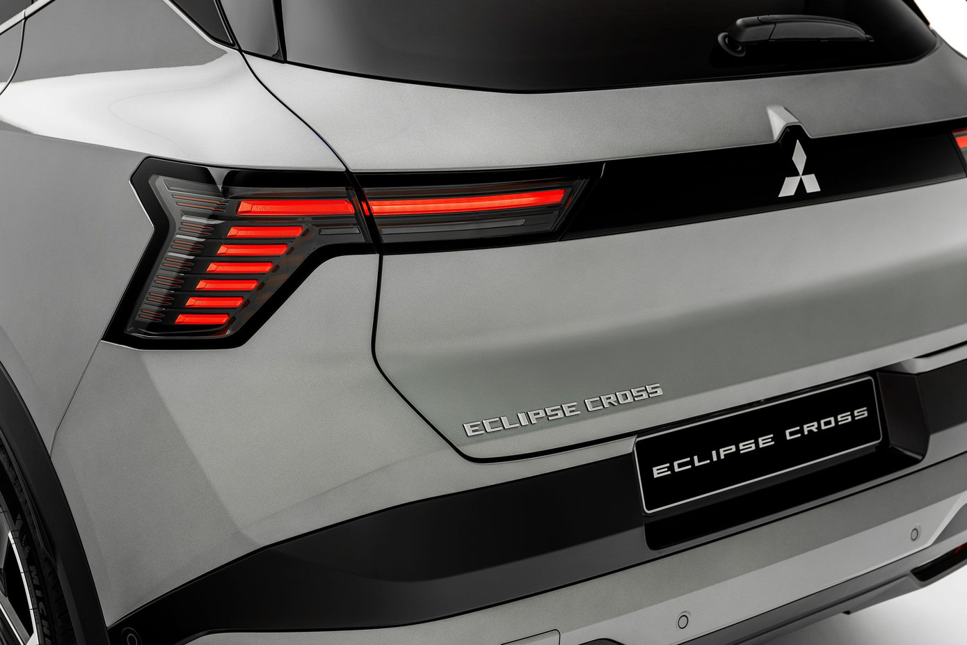 Ngoại thất thân xe Mitsubishi Eclipse Cross EV