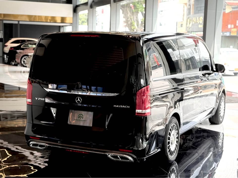 Logo Maybach trên đầu xe Mercedes-Benz V 250
