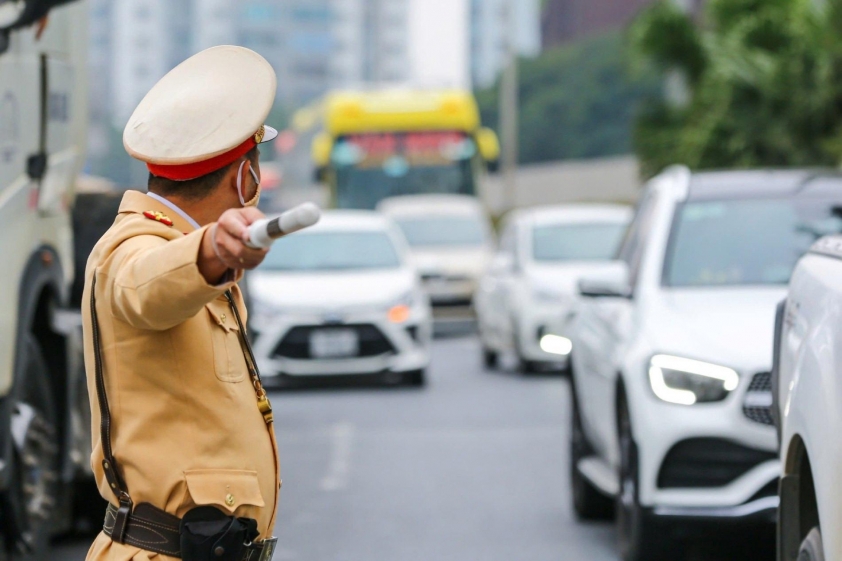 Tuân thủ hướng dẫn của CSGT để đảm bảo an toàn