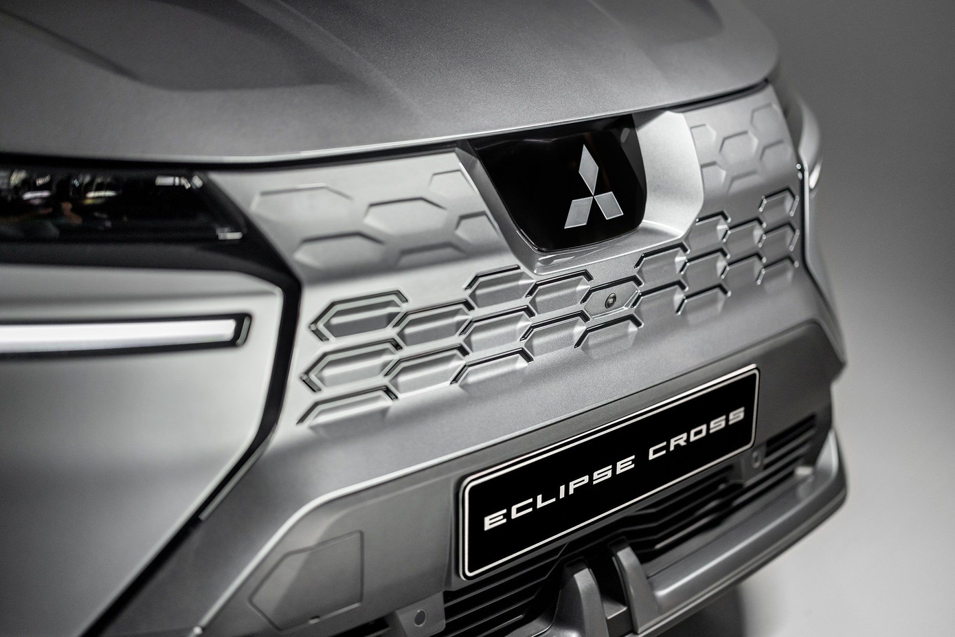 Thiết kế đầu xe Mitsubishi Eclipse Cross EV
