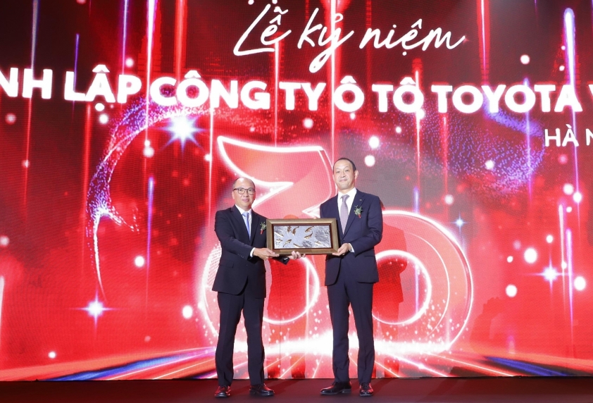 Lãnh đạo Toyota phát biểu tại lễ kỷ niệm