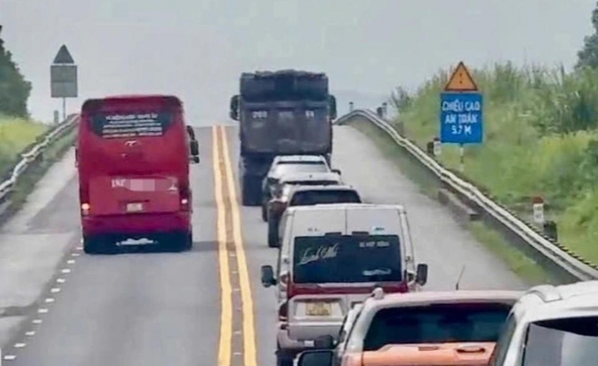 Cảnh báo hành vi đi sai làn đường trên cao tốc