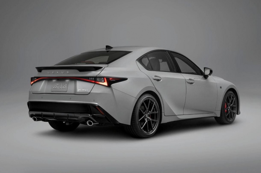 Lexus IS 2026 thân và đuôi xe