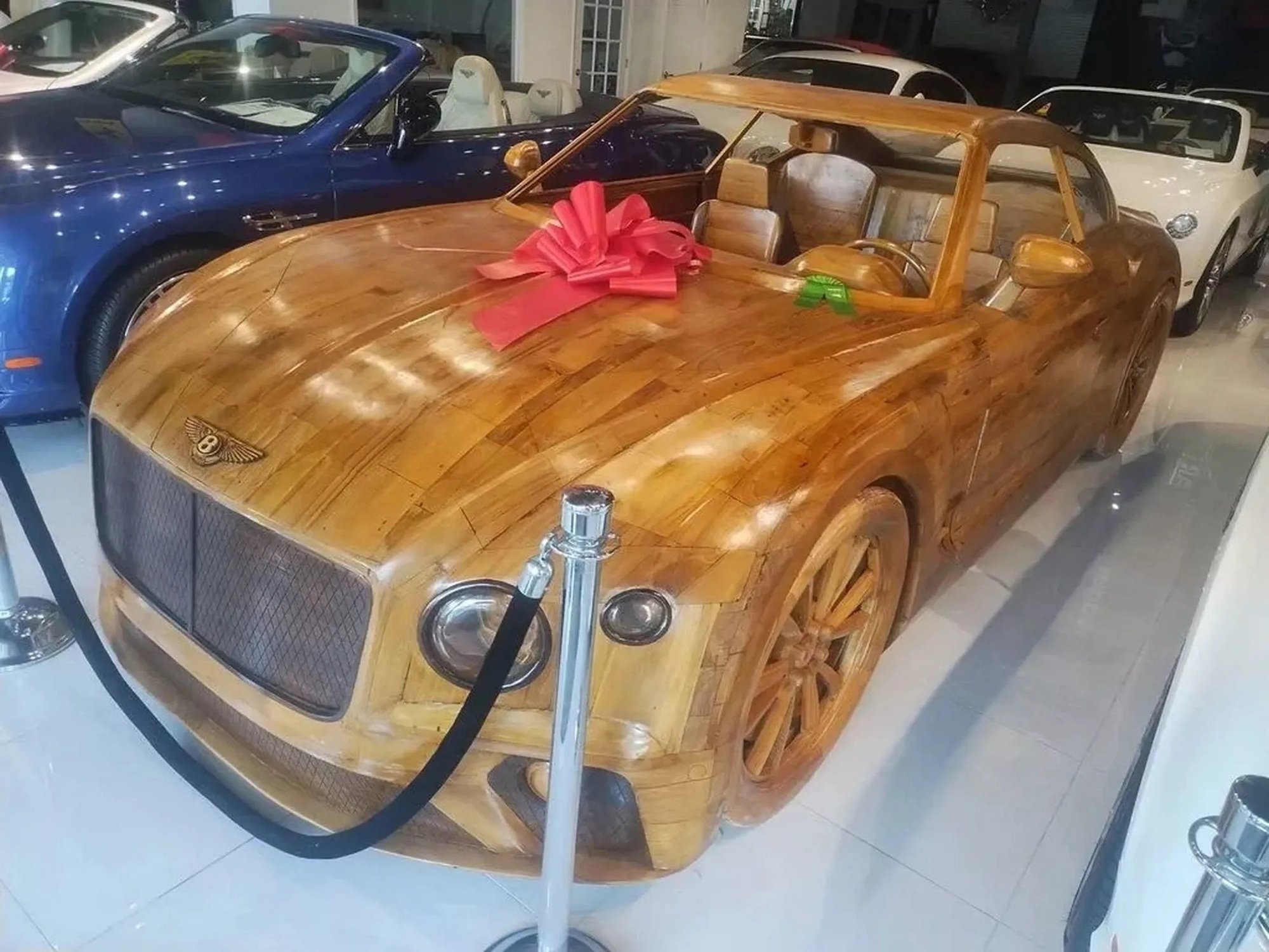 Chiếc Bentley gỗ giống xe thật
