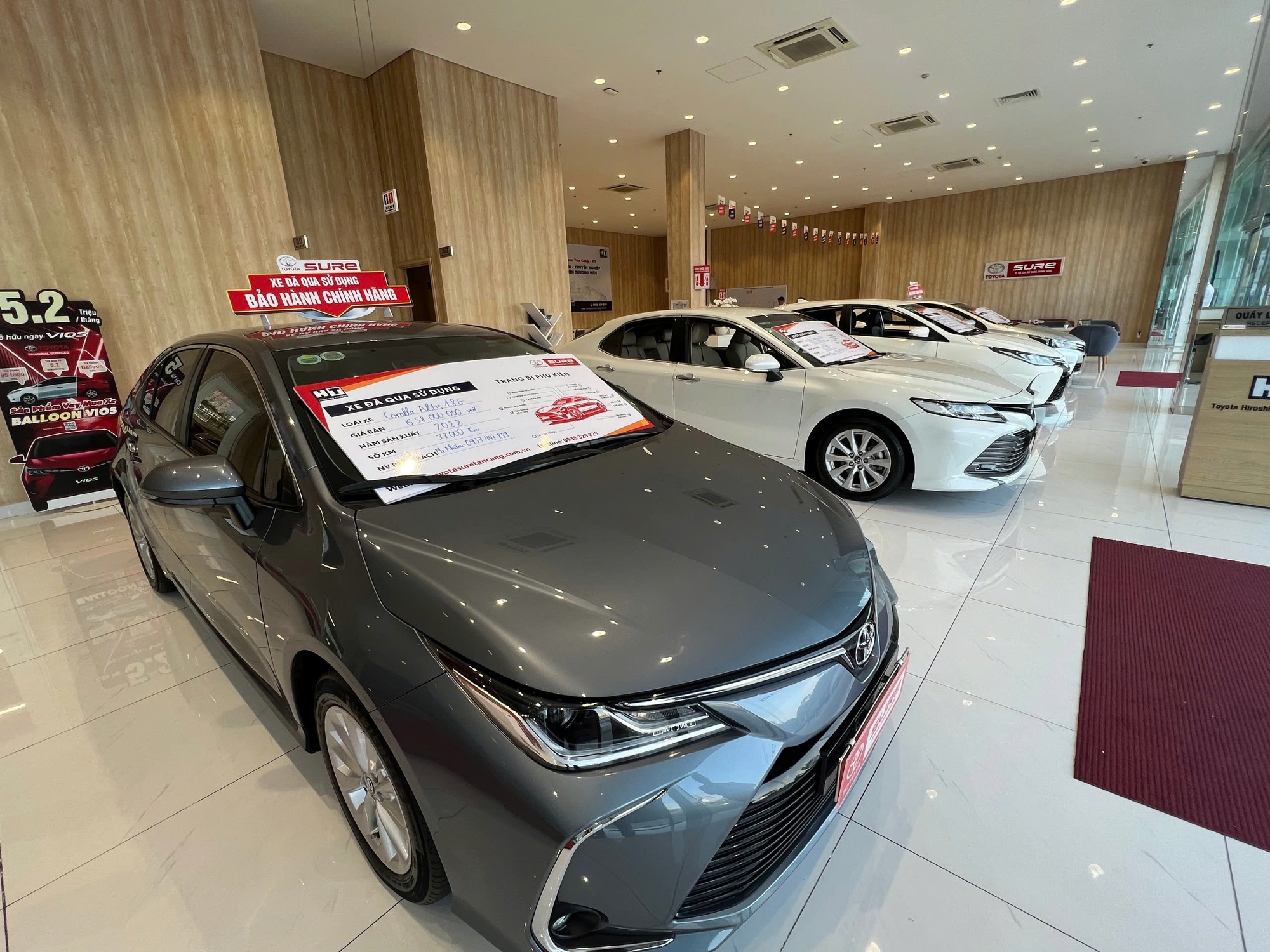Khu vực trưng bày ô tô đã qua sử dụng tại showroom