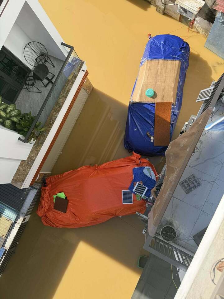 Quá trình bọc bạt ô tô tránh ngập