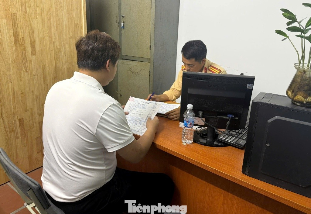 Đại diện Công ty CP tập đoàn quảng cáo Unique làm việc tại Đội CSGT đường bộ số 4 Hà Nội Đại diện công ty làm việc với cảnh sát