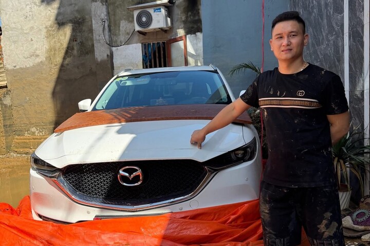 Anh Hoàng Thắng và xe Mazda được bảo vệ bằng bạt