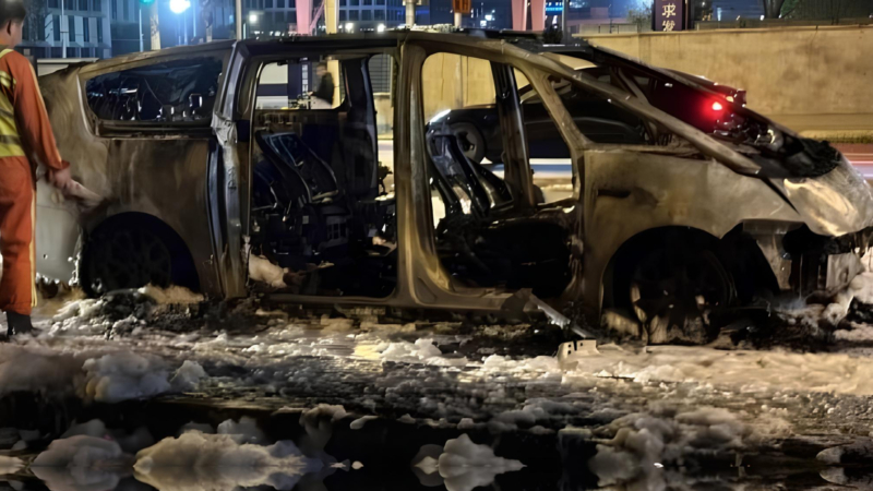 Xe ô tô điện Trung Quốc bất ngờ bốc cháy chỉ còn trơ khung thép khi đang chạy mà không hề có va chạm!- Ảnh 4. Nhân viên hãng phối hợp điều tra tại hiện trường