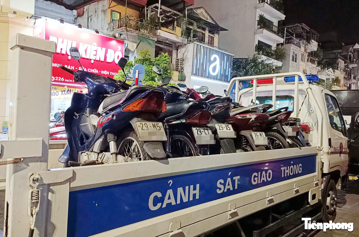 Rời quán bia, tiếp tục đi mua đồ về nhậu, người đàn ông bị CSGT xử phạt- Ảnh 10. Các phương tiện vi phạm bị tạm giữ