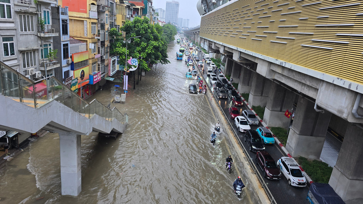 Nước ngập sâu tại Nguyễn Trãi điểm nóng ngập lụt