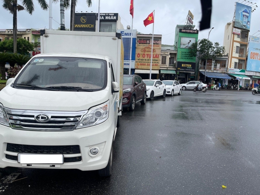 Ô tô trú ẩn trên cầu Ngã ba Huế Xe ô tô trên cầu tránh ngập nước