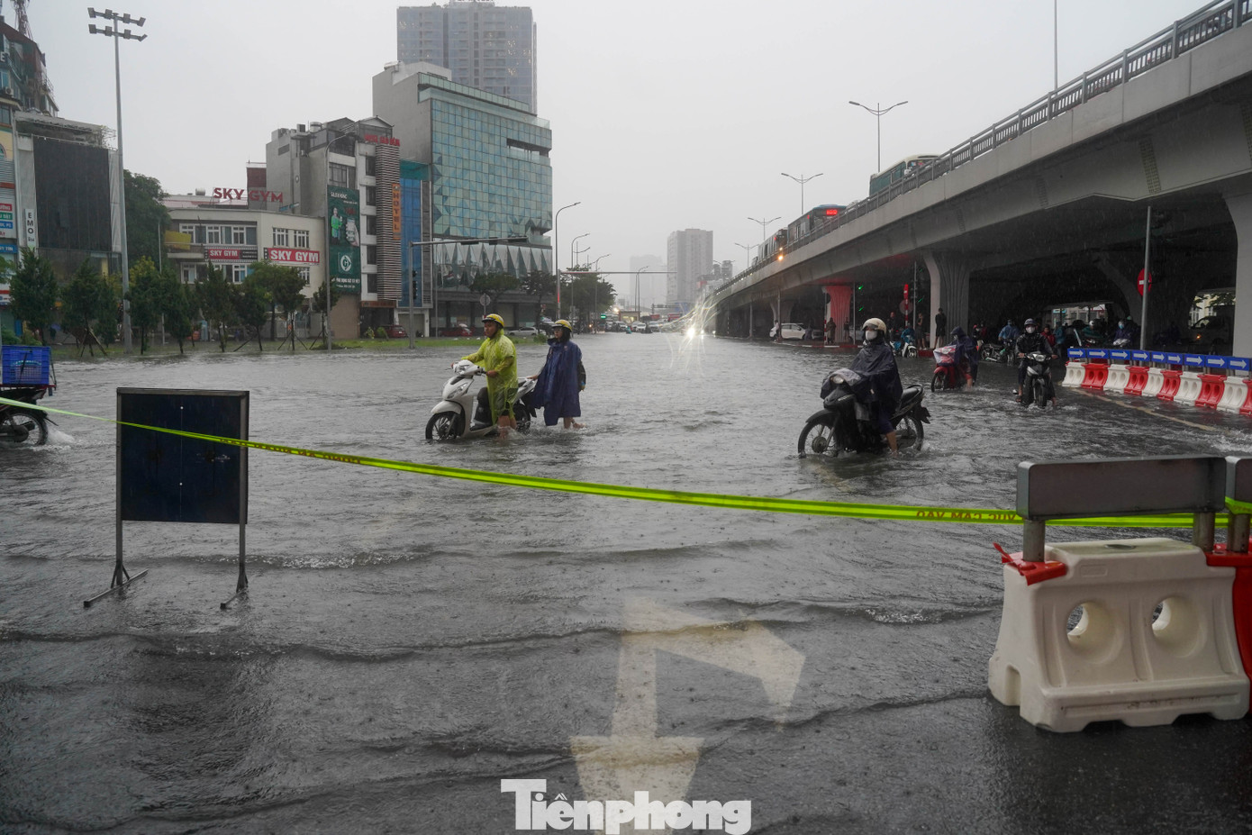 Ngập sâu gần cầu Mai Dịch