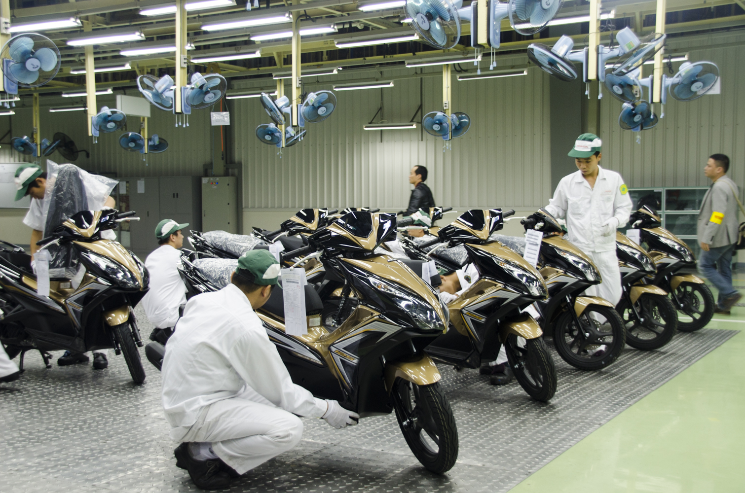 Nhà máy xe máy tại Việt Nam Bên trong nhà máy xe máy tại Việt Nam