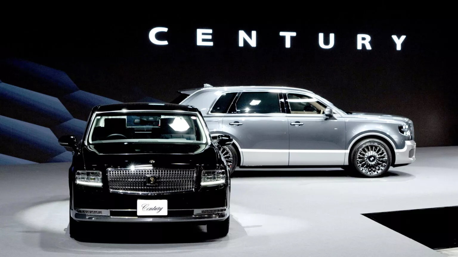 Century và Lexus cạnh tranh