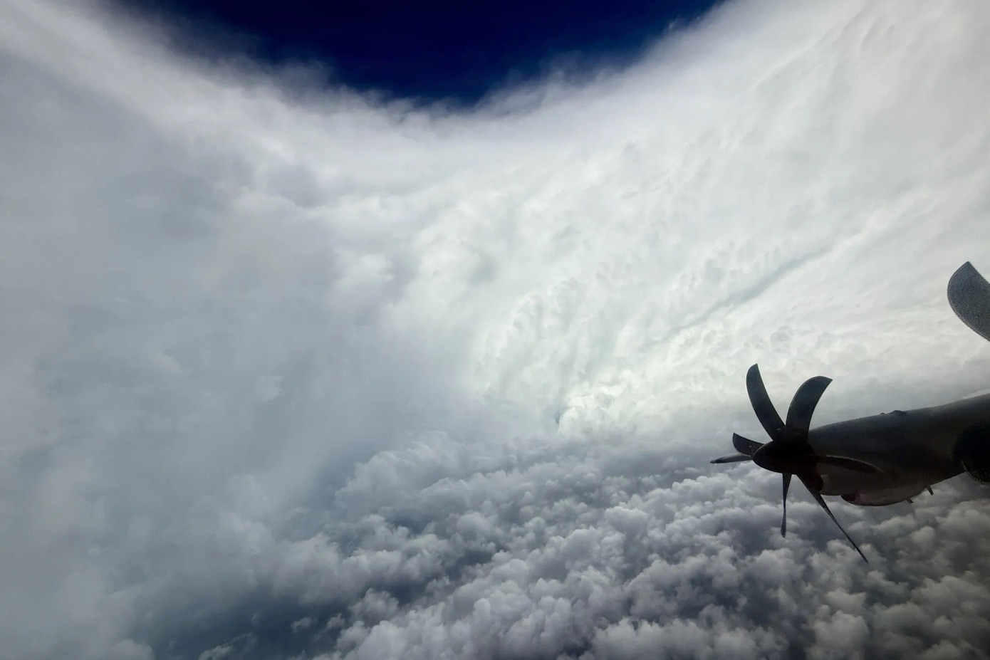 Quang cảnh bên trong mắt bão sau khi máy bay xuyên qua 'bức tường đá'