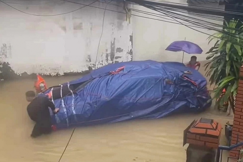 Người dùng bạt để chống ngập cho ô tô
