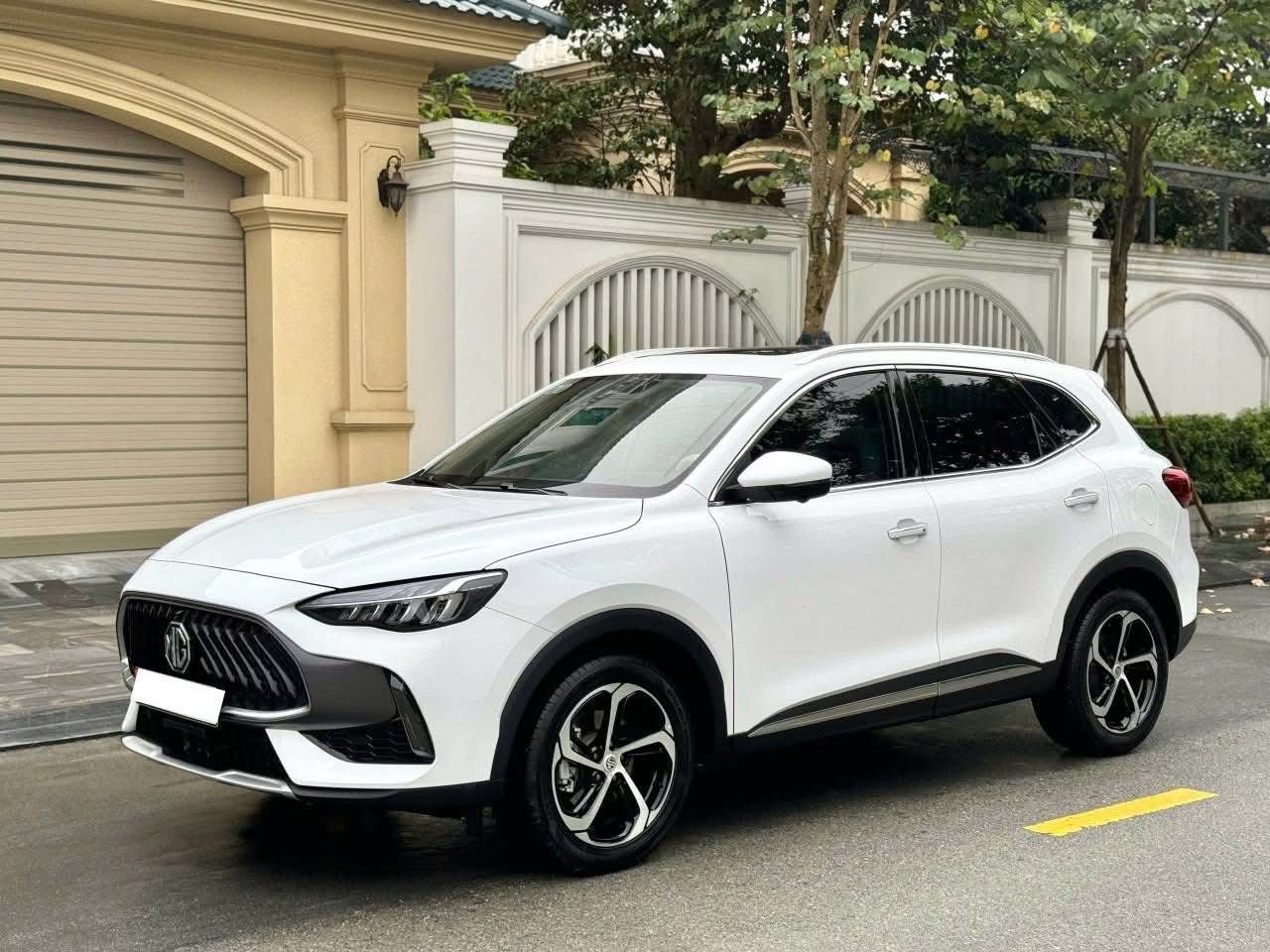 Giá bán MG HS so với các đối thủ trong phân khúc
