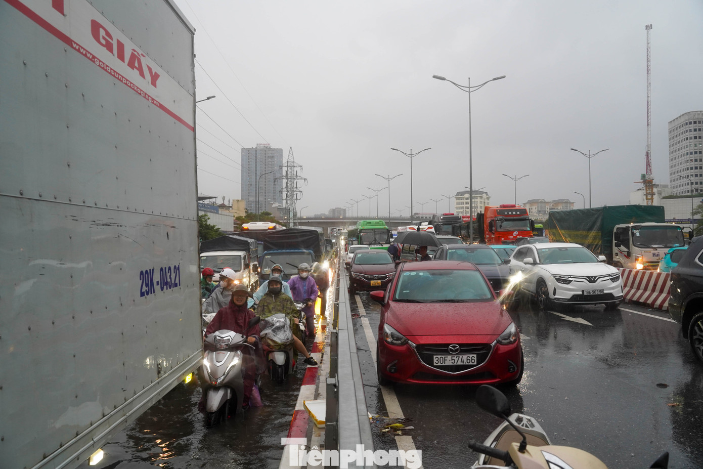 Giao thông kẹt cứng cầu Mai Dịch