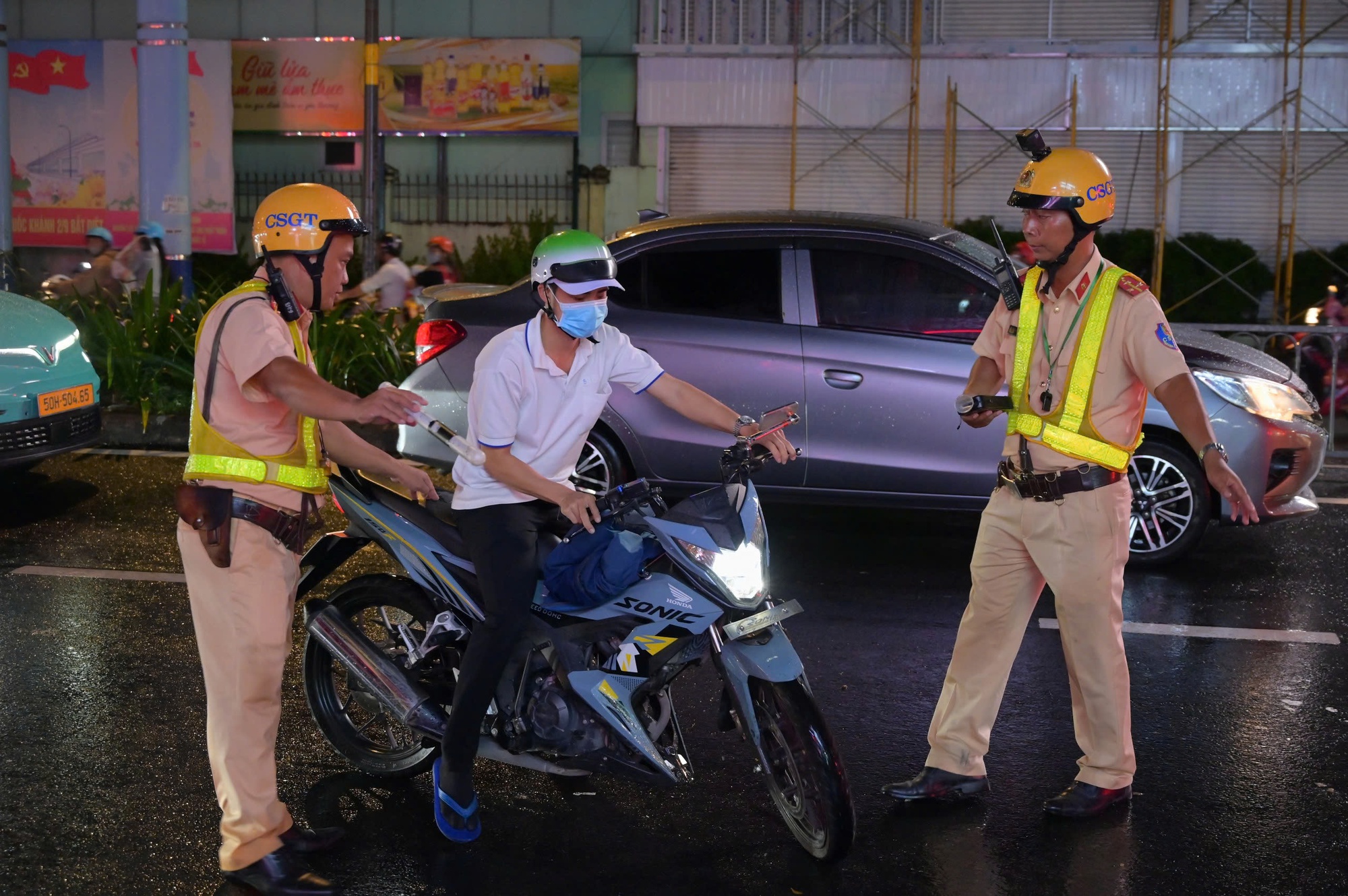 Tập trung kiểm tra nồng độ cồn tại giao lộ Trường Chinh - Tây Thạnh, TP HCM Đội CSGT Tân Sơn Nhất kiểm tra nồng độ cồn tại giao lộ Trường Chinh - Tây Thạnh