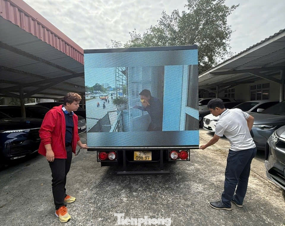 Xe vi phạm được di chuyển đến trụ sở Đội CSGT đường bộ số 4 để kiểm tra, làm rõ hành vi vi phạm. Xe tải đưa về trụ sở cảnh sát giao thông