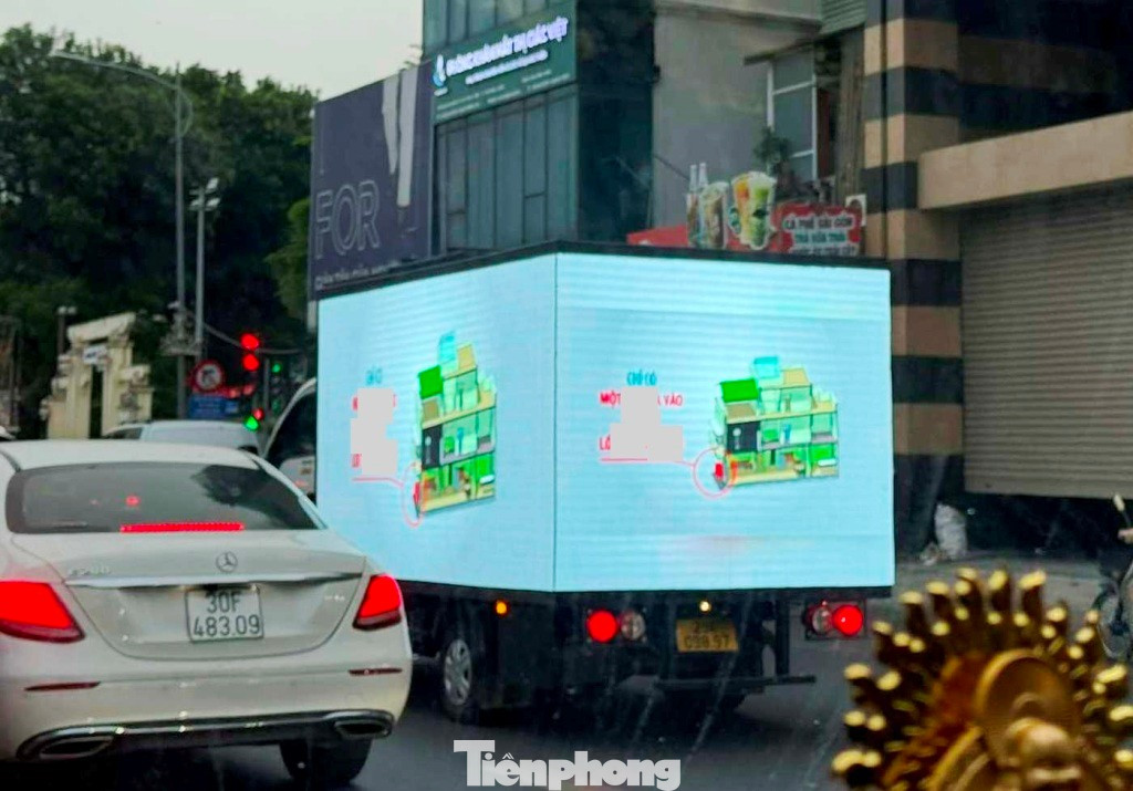 Xe tải 29K-098.97 trùm kín biển LED quảng cáo diễu phố chiều 24/10 Xe tải phủ kín biển LED quảng cáo trên phố